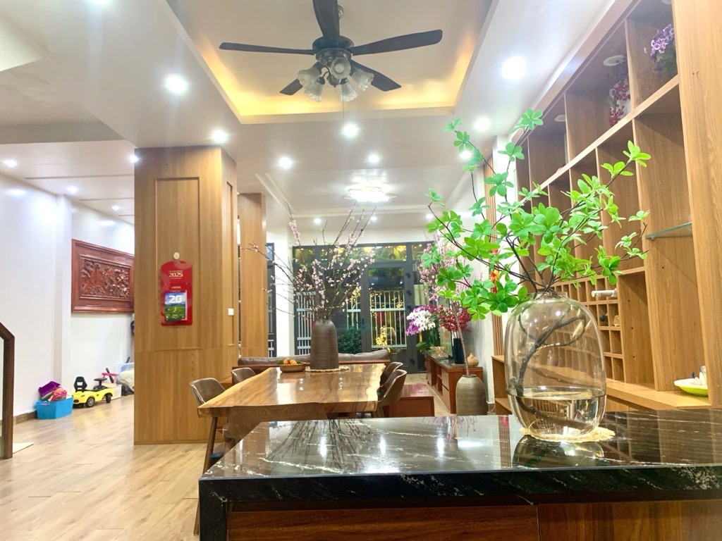 CỰC HIẾM- DUY NHẤT 1 CĂN VIEW VƯỜN HOA- MẶT TIỀN CỰC ĐẸP – 2 MẶT THOÁNG ĐẸP NHẤT KHU – VỈA HÈ RỘNG MÊNH MÔNG – MẶT ĐƯỜNG NHIỀU Ô TÔ TRÁNH CHỦ NHÀ CHUYỂN RA Ở BIỆT THỰ NÊN BÁN
