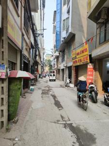 Ô TÔ ĐỖ CỬA – KINH DOANH ĐỈNH - NHÀ PHỐ 6 TẦNG - NGAY SÁT ĐẠI LỘ THĂNG LONG