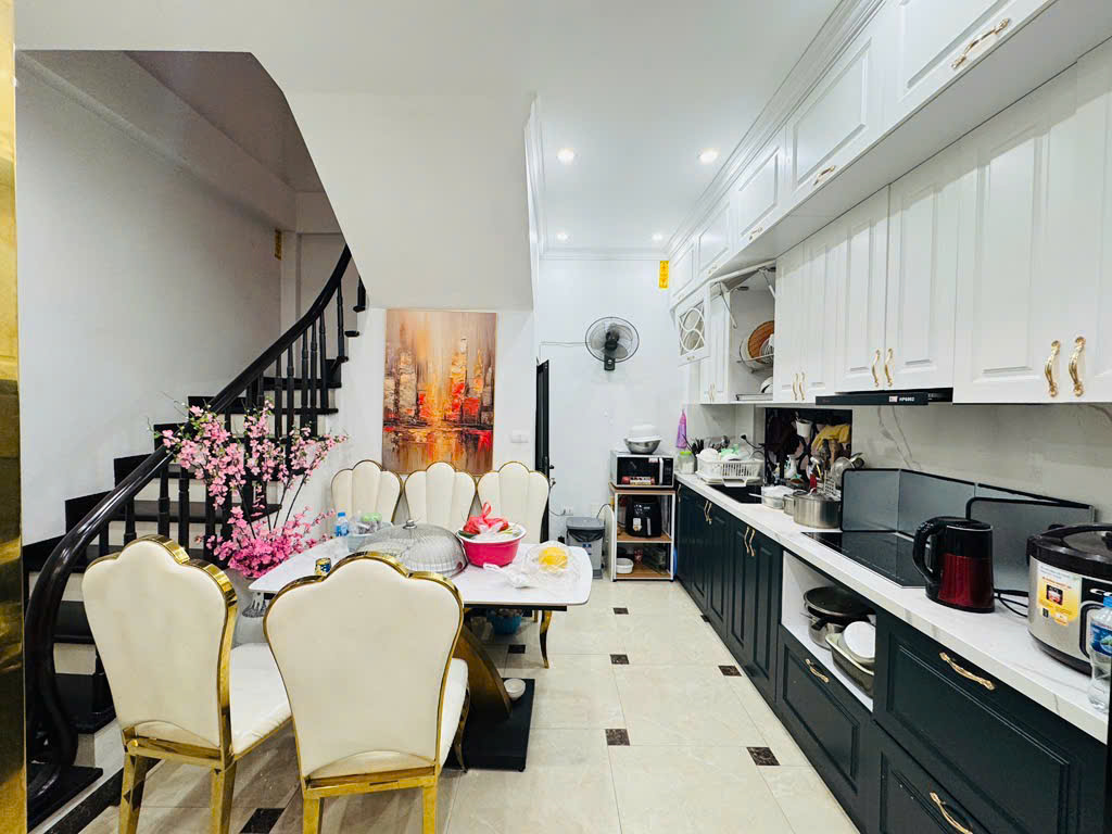 NHÀ VIP- HIẾM- HOÀNG HOA THÁM THÔNG ĐỘI CẤN (8t)