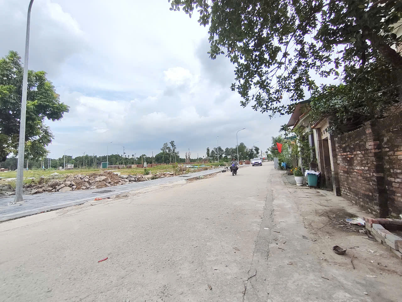 Mảnh đất ngay khu đấu giá, gần đường dẫn lên cầu tứ Liên   DT 49m   MT 5m  Đường thông xung quanh , ô tô vào tận đất.  NGay thị trấn Đông ANH