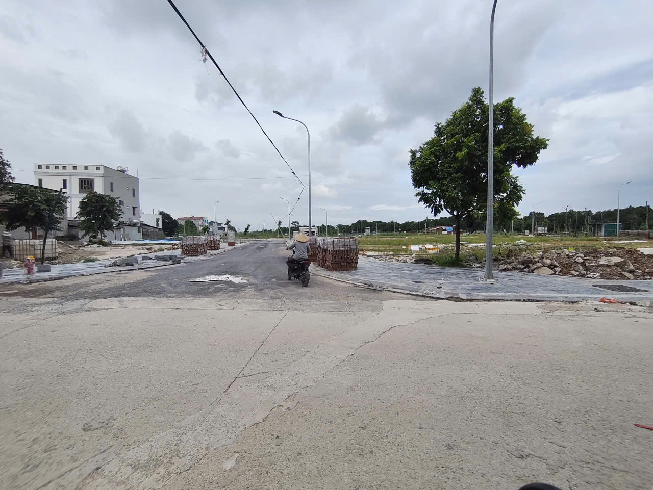 Mảnh đất ngay khu đấu giá, gần đường dẫn lên cầu tứ Liên   DT 49m   MT 5m  Đường thông xung quanh , ô tô vào tận đất.  NGay thị trấn Đông ANH