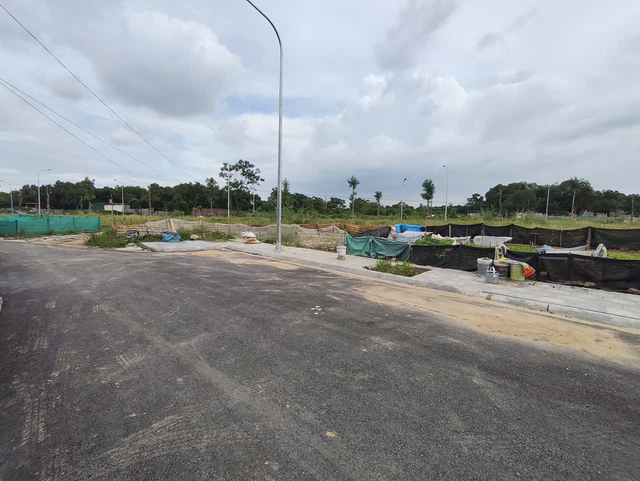 Mảnh đất ngay khu đấu giá, gần đường dẫn lên cầu tứ Liên   DT 49m   MT 5m  Đường thông xung quanh , ô tô vào tận đất.  NGay thị trấn Đông ANH