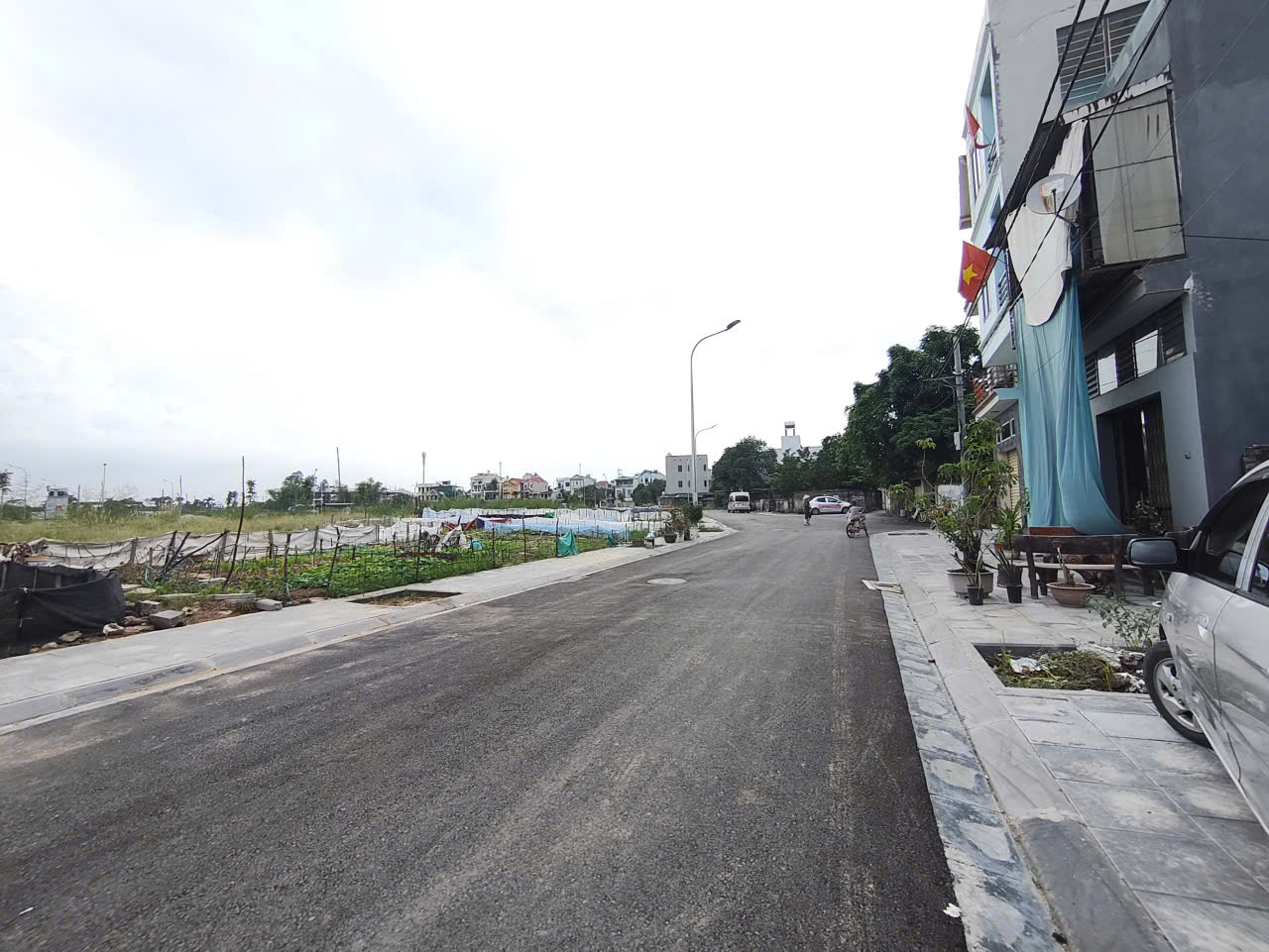 Mảnh đất ngay khu đấu giá, gần đường dẫn lên cầu tứ Liên   DT 49m   MT 5m  Đường thông xung quanh , ô tô vào tận đất.  NGay thị trấn Đông ANH