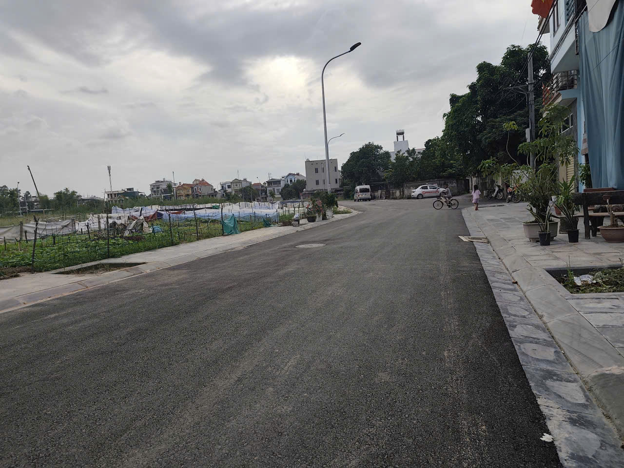 Mảnh đất ngay khu đấu giá, gần đường dẫn lên cầu tứ Liên   DT 49m   MT 5m  Đường thông xung quanh , ô tô vào tận đất.  NGay thị trấn Đông ANH