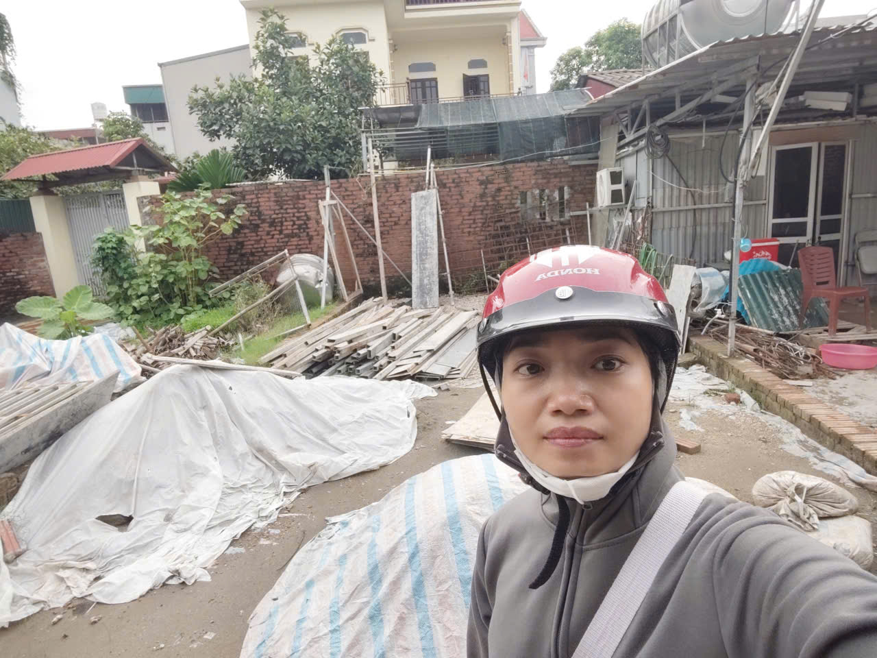 Mảnh đất ngay khu đấu giá, gần đường dẫn lên cầu tứ Liên   DT 49m   MT 5m  Đường thông xung quanh , ô tô vào tận đất.  NGay thị trấn Đông ANH