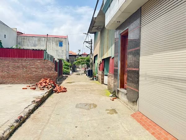 Mảnh đất khoảng 50m2 gần ngay đường tỉnh lộ 271 và bìa làng giá 2,x tỷ