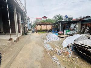 Mảnh đất ngay khu đấu giá, gần đường dẫn lên cầu tứ Liên DT 49m MT 5m Đường thông xung quanh , ô tô vào tận đất. NGay thị trấn Đông ANH