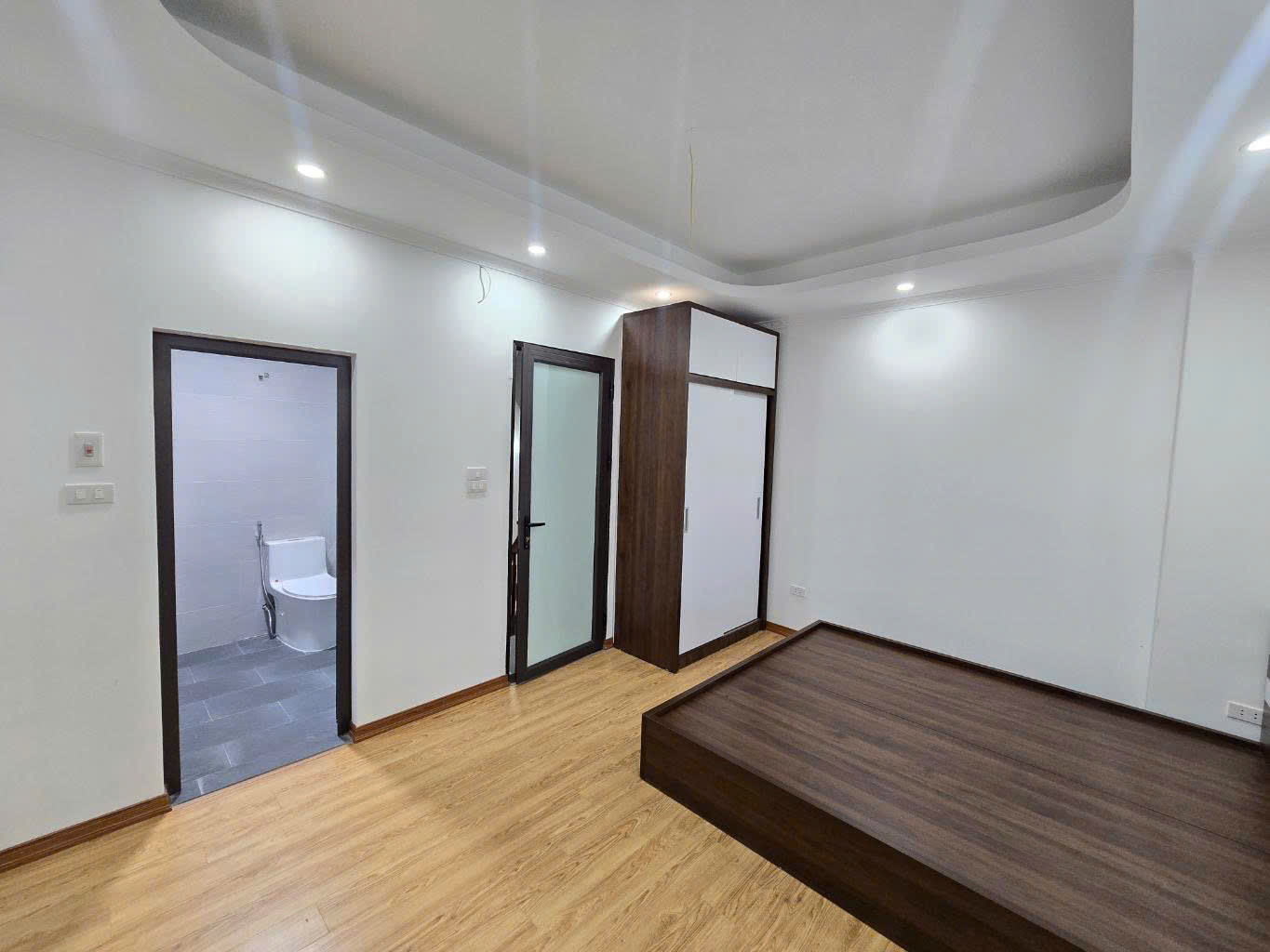 CHỦ ĐẦU TƯ CÓ TIẾNG - MỚI KOONG - GẦN PHỐ - Ô TÔ SÁT NHÀ - NGÕ ĐẸP - TIỆN ÍCH NGẬP TRÀN