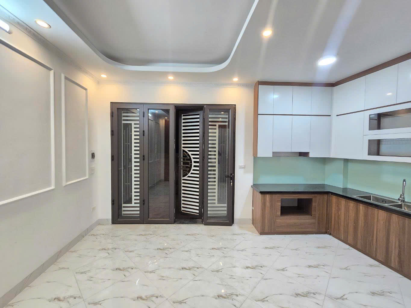 CHỦ ĐẦU TƯ CÓ TIẾNG - MỚI KOONG - GẦN PHỐ - Ô TÔ SÁT NHÀ - NGÕ ĐẸP - TIỆN ÍCH NGẬP TRÀN