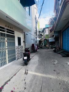 CẦN BÁN NHÀ HẺM XE TẢI QUẬN 11 - SÁT MẶT TIỀN - MỚI ĐẸP Ở NGAY - NHỎ TIỀN HIẾM CÓ - KHÔNG QUY HOACH, LỘ GIỚI