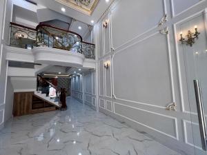 NHÀ 5 TẦNG ĐẸP - HẺM 6M Ô TÔ VÔ NHÀ - P. LINH ĐÔNG - SÁT PHẠM VĂN ĐỒNG