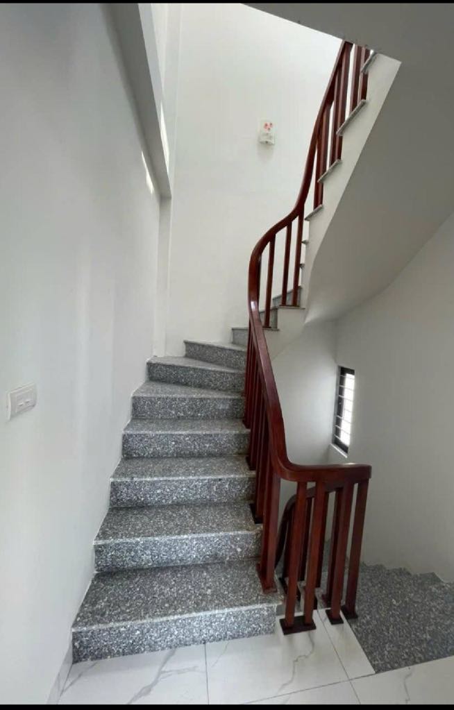 nhà đẹp  - 5 tầng  - gần phố - giá tốt.