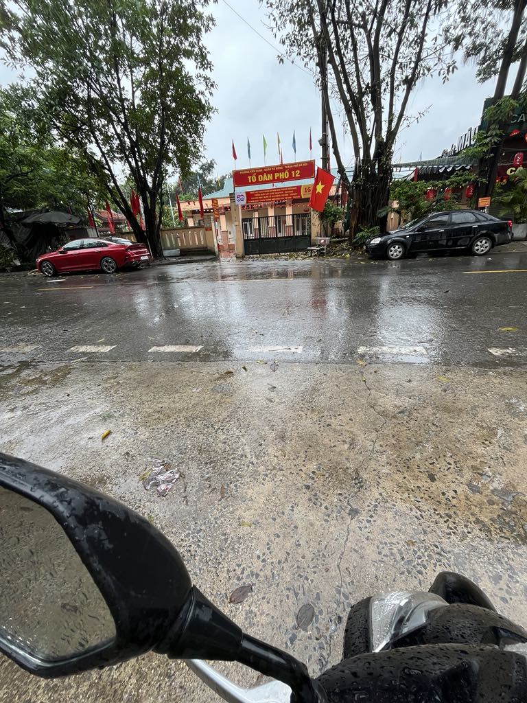 nhà đẹp  - 5 tầng  - gần phố - giá tốt.