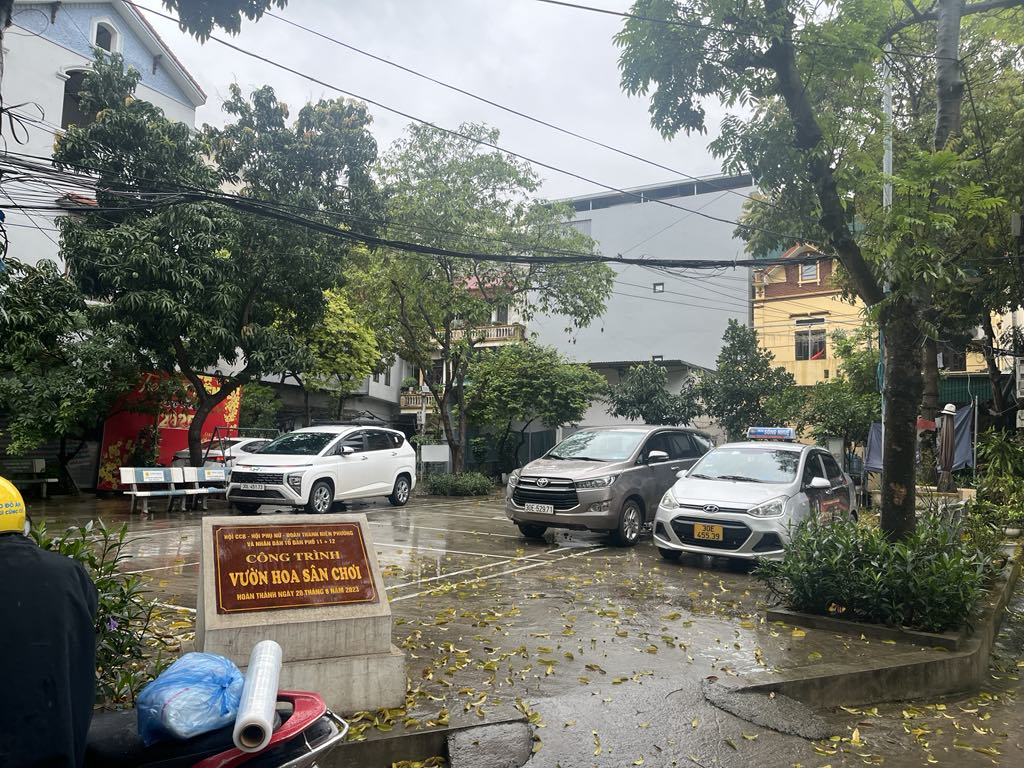 nhà đẹp  - 5 tầng  - gần phố - giá tốt.