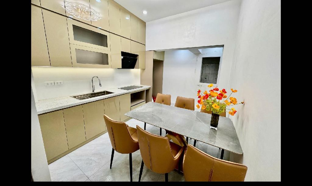 nhà đẹp  - 5 tầng full nội thất ,thang máy kính sịn sò .