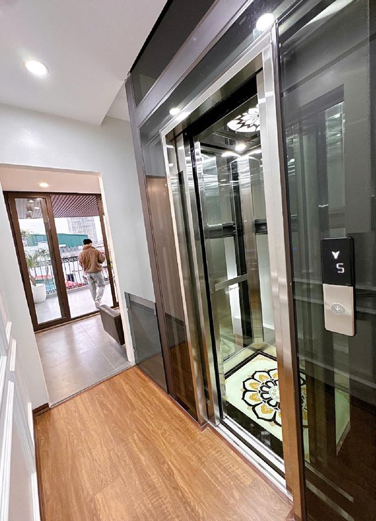 nhà đẹp  - 5 tầng full nội thất ,thang máy kính sịn sò .