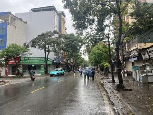 nhà đẹp - 5 tầng - gần phố - giá tốt.
