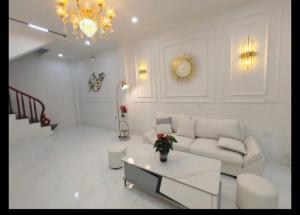 nhà đẹp - 5 tầng - gần phố - giá tốt.