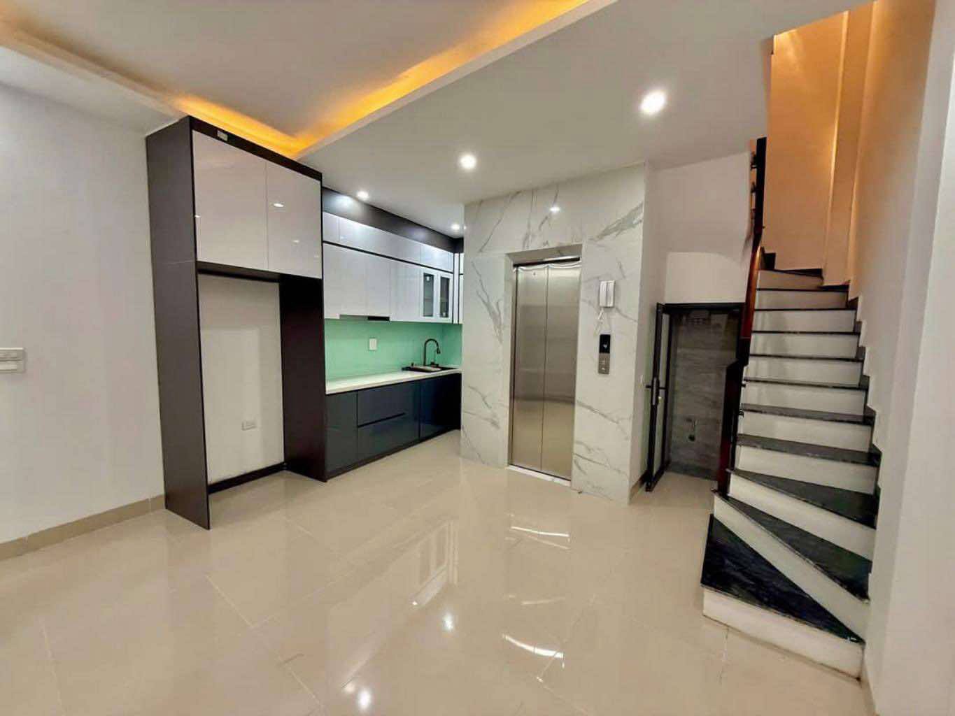 Ba Đình – Nhà 6 tầng thang máy – sân riêng – Hoàng Hoa Thám – ở ngay – 8.6 tỷ