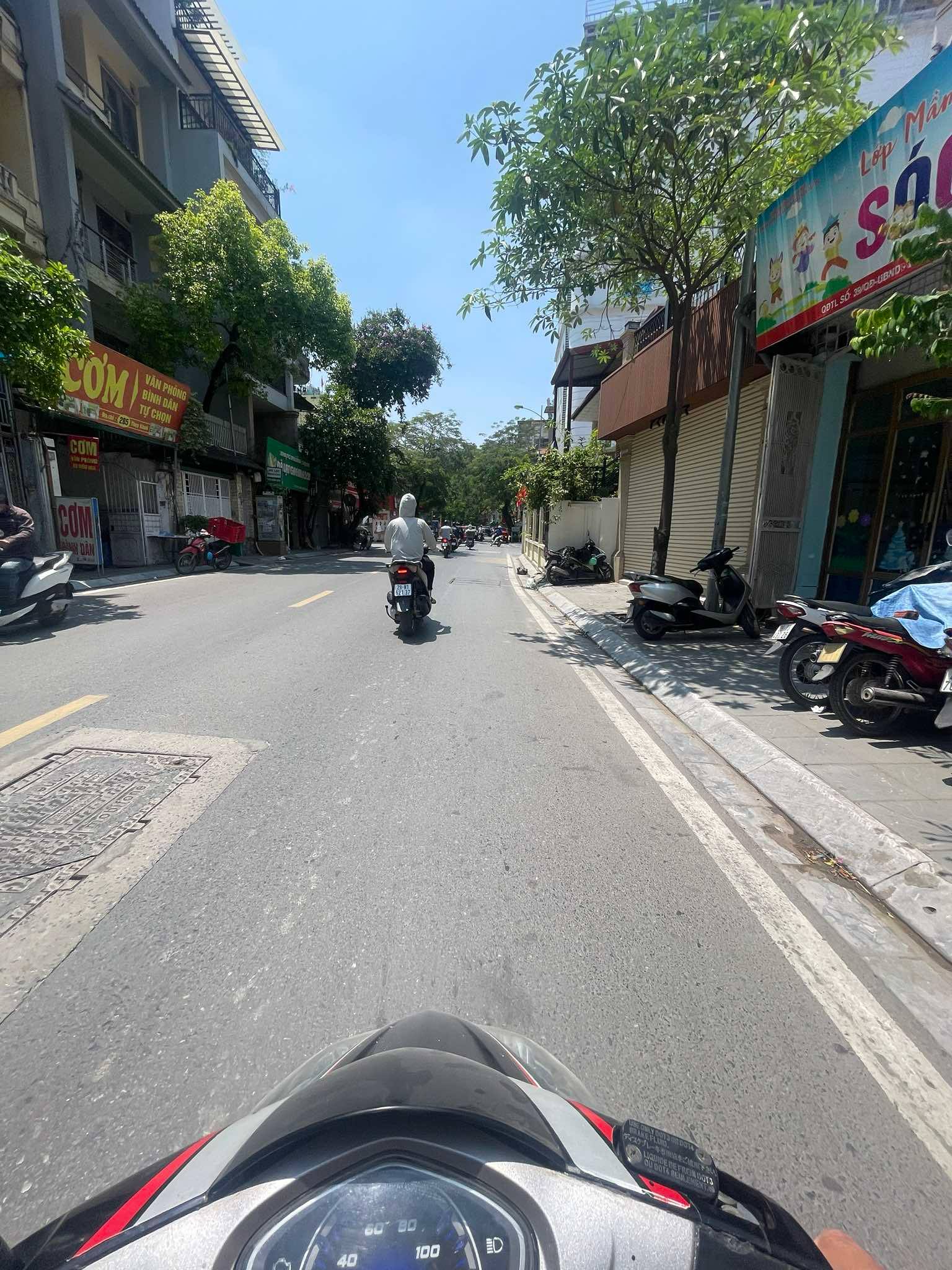 Ba Đình – Nhà 6 tầng thang máy – sân riêng – Hoàng Hoa Thám – ở ngay – 8.6 tỷ