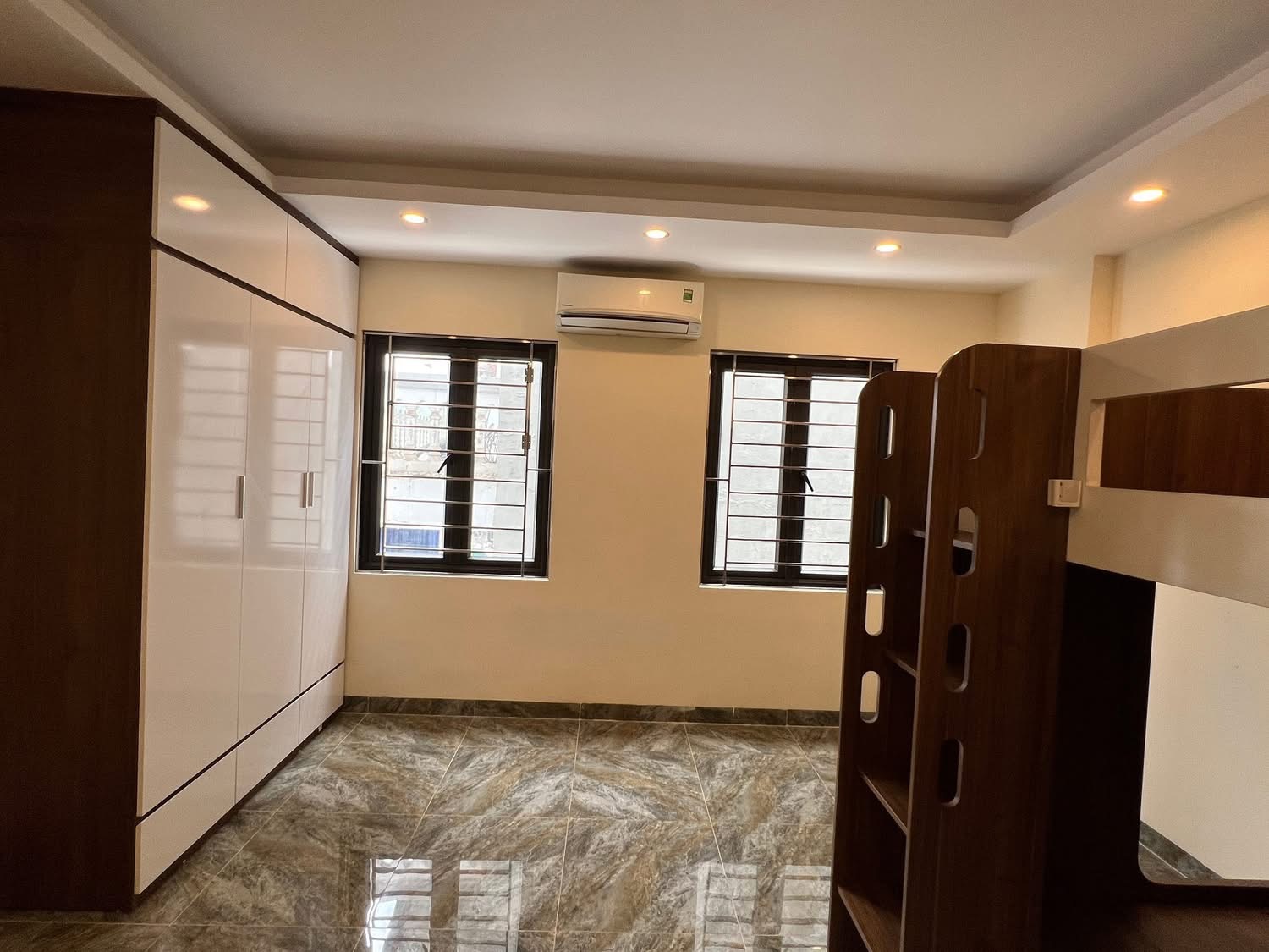 Hiếm tại khu vực Bán nhà 5 tầng Mặt Đường Thanh Bình Mỗ Lao Phân Lô Vỉa hè Ô tô tránh đỗ ngày đêm Kinh Doanh Đỉnh.