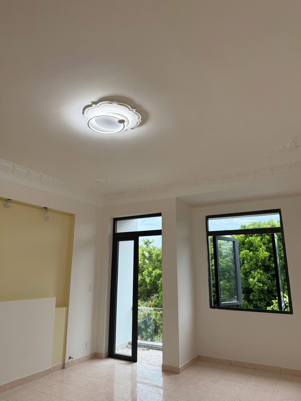 NHÀ SÁT MẶT TIỀN ĐƯỜNG KINH DOANH SẦM UẤT