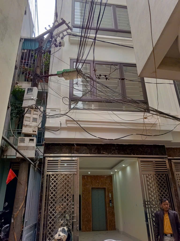 NHÀ 6 TẦNG THANG MÁY CÁCH 1 NHÀ RA PHỐ,TỨ HIỆP GIÁ 7,4 TỶ