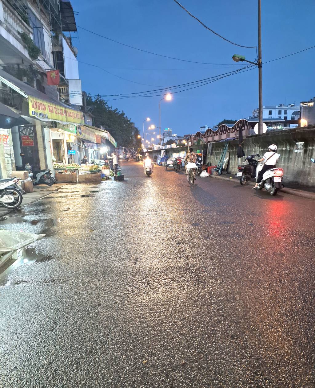 NHÀ HỒNG HÀ_ PHÚC TÂN_ HOÀN KIẾM GIÁP RANH BA ĐÌNH, TÂY HỒ CÁCH MẶT PHỐ Ô TÔ TRÁNH 6M