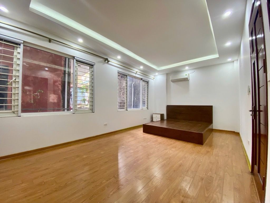 BỒ ĐỀ - LONG BIÊN -NHÀ ĐẸP GẦN PHỐ GẦN HỒ 5 TẦNG- VỊ TRÍ TRUNG TÂM - TIỆN ÍCH NGẬP TRÀN - GIAO THÔNG THUẬN LƠI Ở YÊN TĨNH - CHỈ 9 TỶ 850