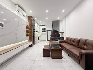 NHÀ ĐỘI CẤN - BA ĐÌNH GIÁP RANH TÂY HỒ - CẦU GIẤY 32M 6 TẦNG MỚI KOONG  NHÀ ĐẸP Ở NGAY - LÔ GÓC - 2 NHÀ RA PHỐ - TẶNG FULL NỘI THẤT