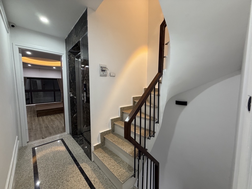 Bán nhà mặt ngõ - 65m2 - xây 7 tầng -thang máy