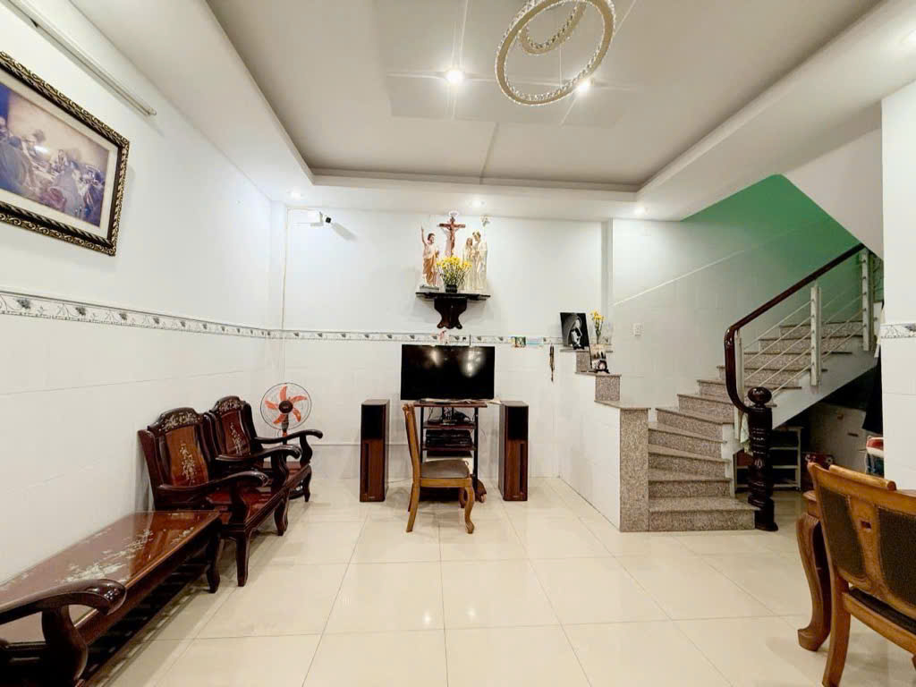 CẦN BÁN GẮP NHÀ MẶT TIỀN KINH DOANH NGANG KHỦNG QUẬN 12 HƠN 8M2 GIÁ CHỈ 14 TỶ.