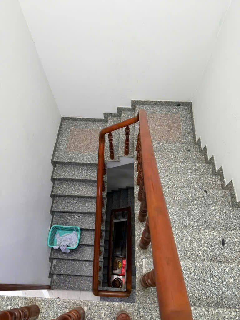 CHỦ CẦN BÁN GẮP CĂN NHÀ 3 TẦNG, 4 PHÒNG NGỦ TẶNG FULL NỘI THẤT ,HẠ GIÁ MẠNH CHĨ CÒN  5,280 T.Ỷ.