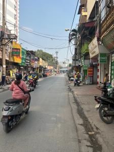 Bán Nhà Mặt Ngõ Định Công, Ô Tô đỗ cửa, ngõ thông, 33m2 5 Tầng MT 5m chỉ 7,x tỷ