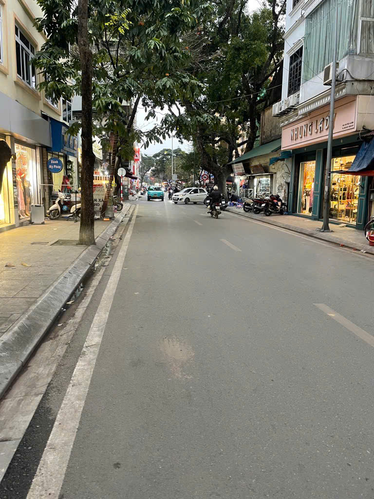HÀNG HIẾM MẶT PHỐ BÀ TRIỆU - VÍ TRÍ ĐẮC ĐỊA - KINH DOANH SẦM UẤT ĐỦ MỌI LOẠI HÌNH - VỈA HÈ - HÀ TẦNG SIÊU ĐẸP - SÁT CHỢ HÀ ĐÔNG