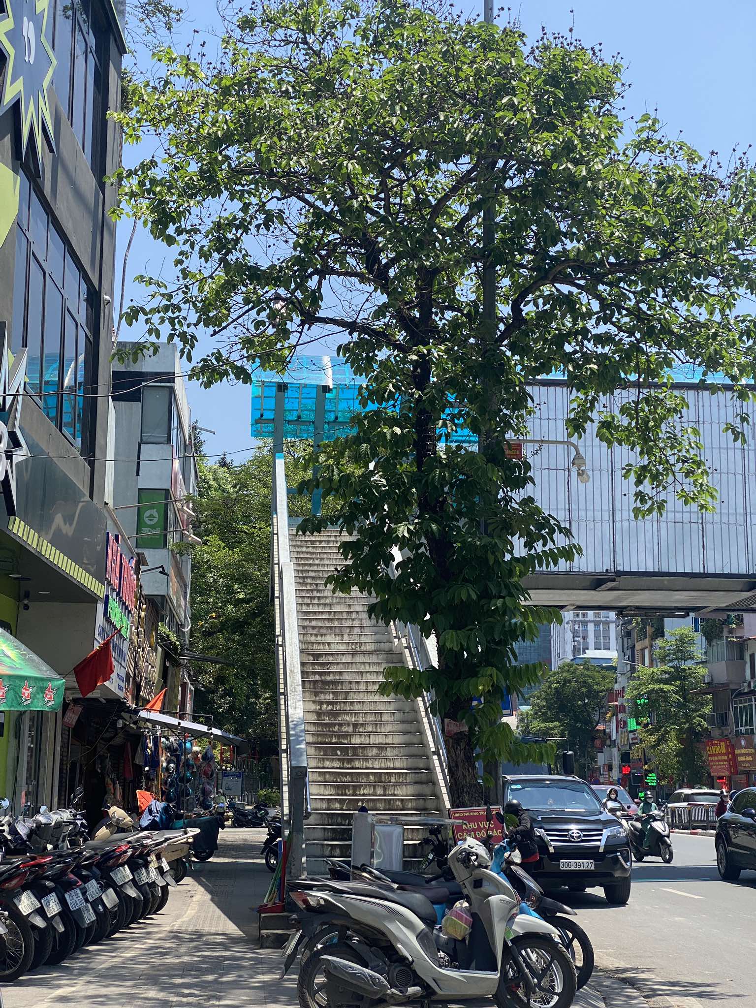 “TRÁI TIM” HÀ NỘI - HIỆN ĐẠI - MỚI- THOÁNG - YÊN TĨNH - 40m2 - 17,5 tỷ