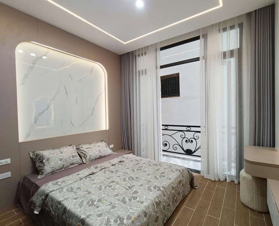 BÁN NHÀ PHỐ HUỲNH THÚC KHÁNG - ĐỐNG ĐA - SÂN RIÊNG, CỔNG RIÊNG - LÔ GÓC - 45m2 - 11 TỶ