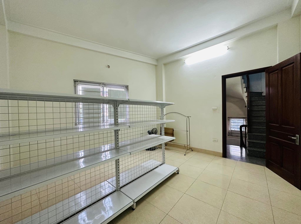 Bán nhà Chùa Láng_cực hiếm tại khu vực_ô tô quay đầu, ngủ nhà_dân xây, vuông vắn_50m2