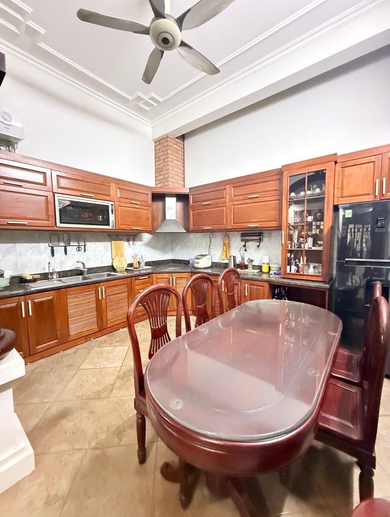 Bán nhà phường Láng_ô tô đỗ cửa_5 tầng dân xây_40m2_giá chào 13,5 tỷ