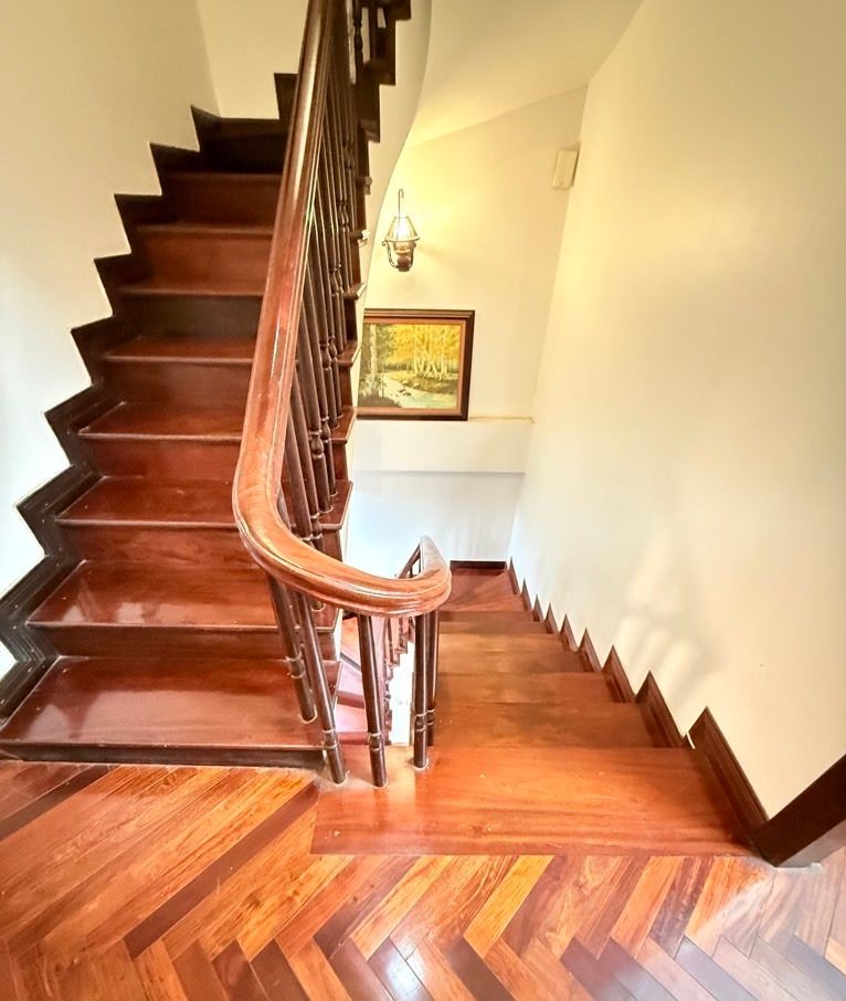 Bán nhà phường Láng_ô tô đỗ cửa_5 tầng dân xây_40m2_giá chào 13,5 tỷ