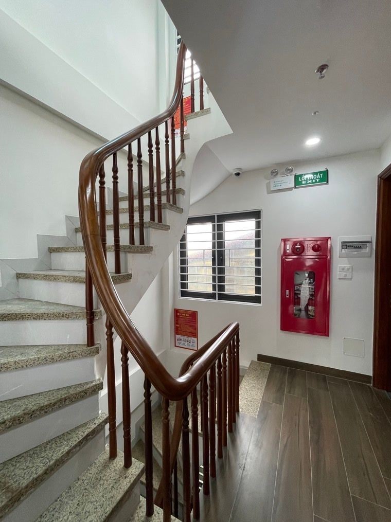 Bán nhà Nguyên Hồng_kd đỉnh của chóp_8 tầng thang máy_70m2_giá chào 46 tỷ