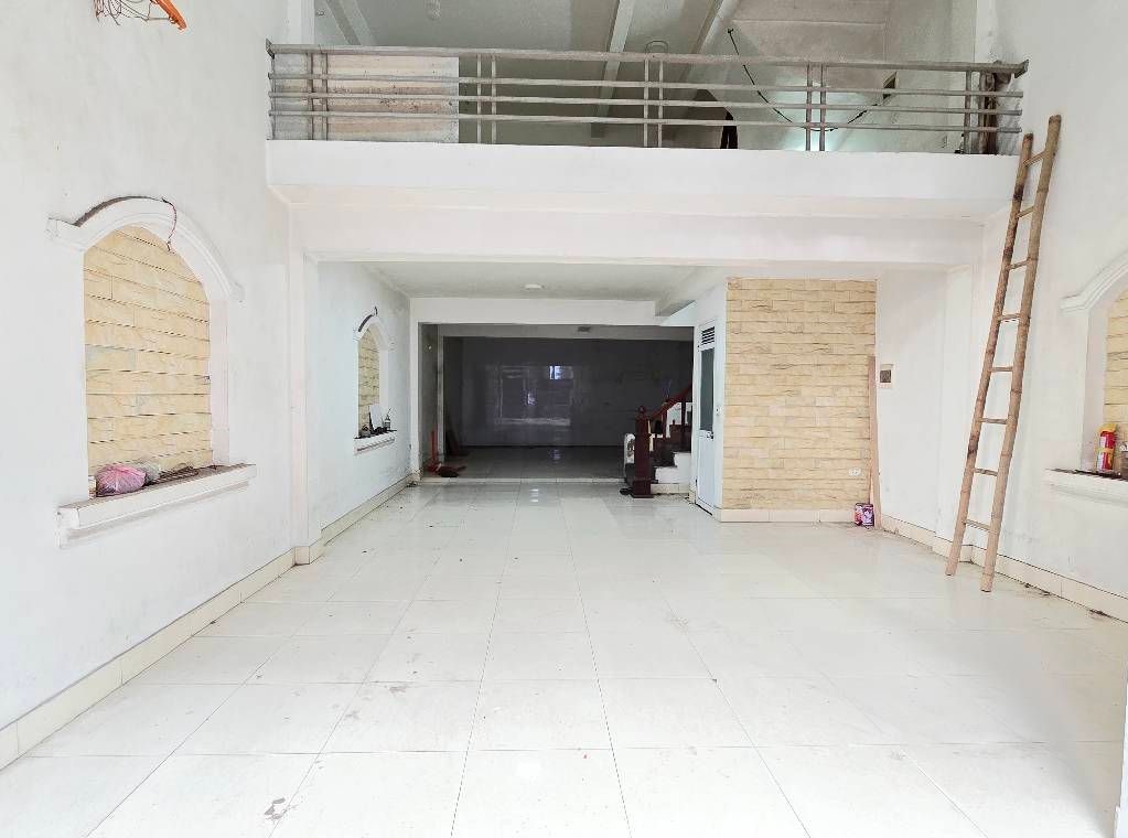 Bán nhà Pháo Đài Láng_ô tô tránh kd sầm uất_mt hơn 6m_bề thế cực kỳ_75m2_giá chào 32 tỷ