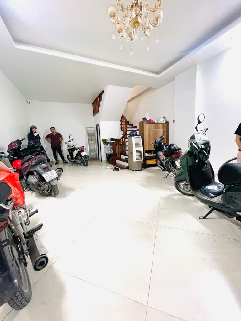 Bán nhà Đường Láng_ô tô đỗ 24/7_vuông vắn_5 tầng chắc chắn ở ngay_40m2_giá chào 13 tỷ