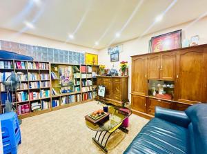 Bán nhà Pháo Đài Láng_mặt phố_lô góc_kd đỉnh, sầm uất_100m2_giá chào 38 tỷ