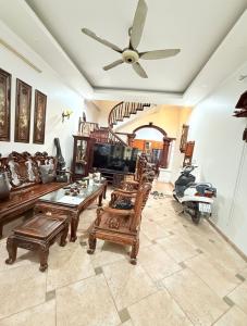 Bán nhà phường Láng_ô tô đỗ cửa_5 tầng dân xây_40m2_giá chào 13,5 tỷ