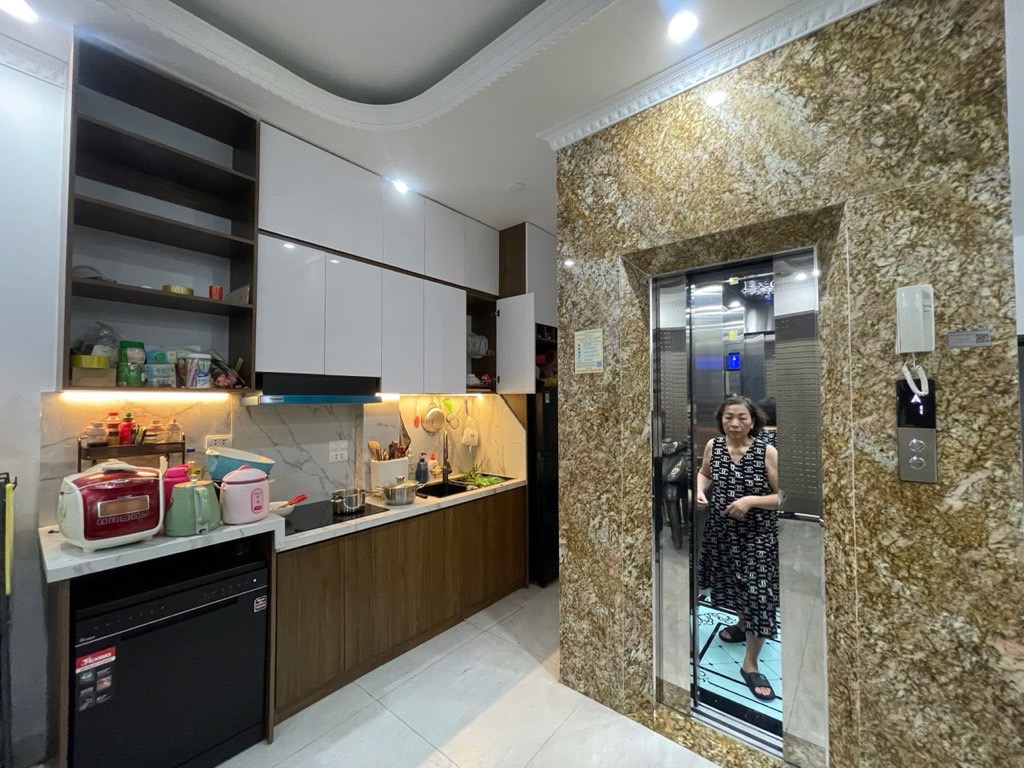 Bán nhà Trường Chinh - Nhà xây mới 7 tầng thang máy - 10.3 tỷ