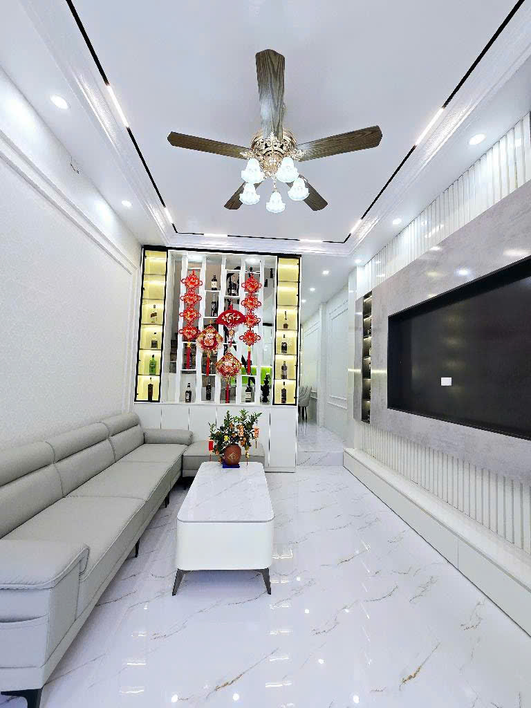 BÁN NHÀ ĐẸP KIM GIANG, HÀ NỘI. 42m2 , 10ty95.  Ô TÔ -NGÕ THÔNG-KINH DOANH-TẶNG NỘI THẤT XỊN-SỔ ĐỎ VUÔNG A4