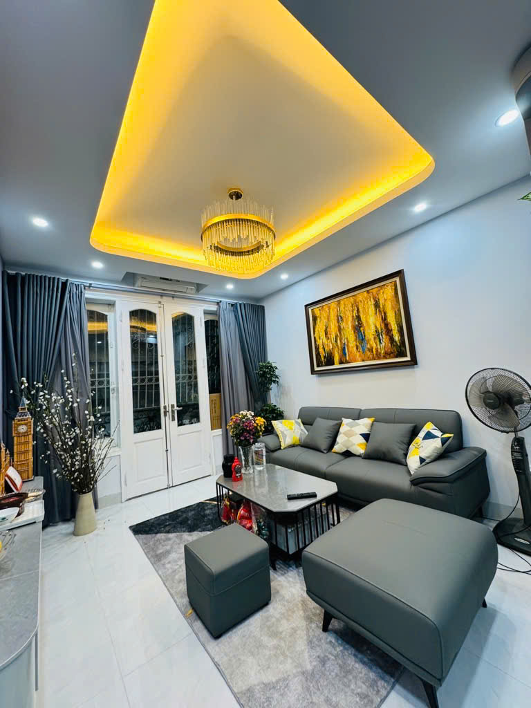 Bán nhà Cầu Giấy- 81.4m2- ngõ thông- ô tô đỗ cửa- 14 tỷ