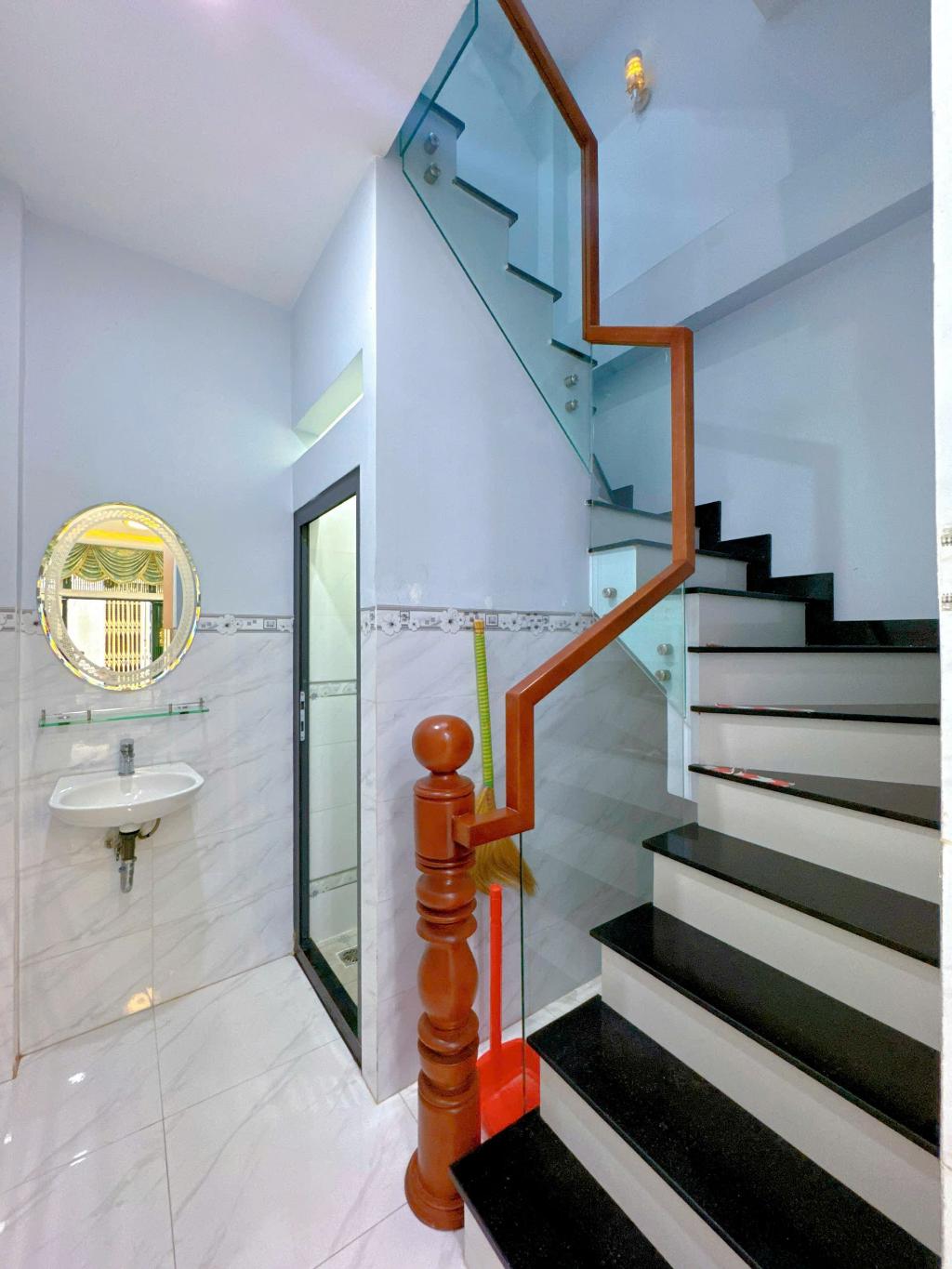BÁN GẤP CĂN NHÀ NGAY ĐƯỜNG Điện Biên Phủ Phường 10 Quận 10 giá chỉ 5,95 tỷ 4 tầng hoàn công đủ, 2PN, Có thể cải tạo thêm 1PN nữa, 1 phòng thờ, 3WC, sân thượng phơi đồ.