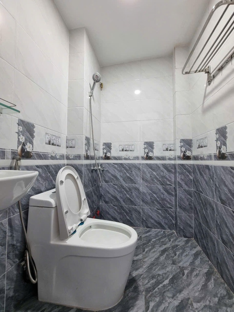 Bán gấp nhà 3 tầng mới, hẻm xe tải Lý Thường Kiệt, Tân Bình chỉ 3 tỷ sổ hồng riêng